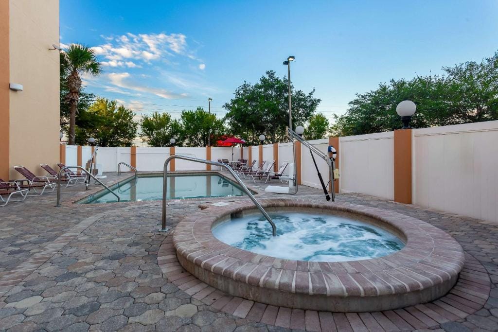 Comfort Suites Tampa Airport North — 4