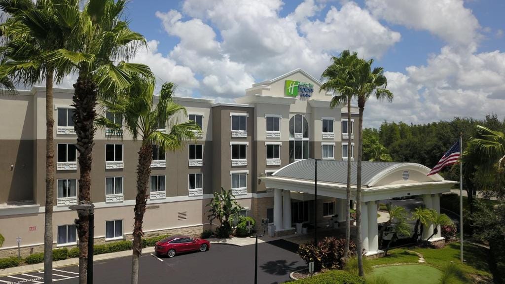 Holiday Inn Express and Suites Tampa I-75 at Bruce B. Downs by IHG — 3
