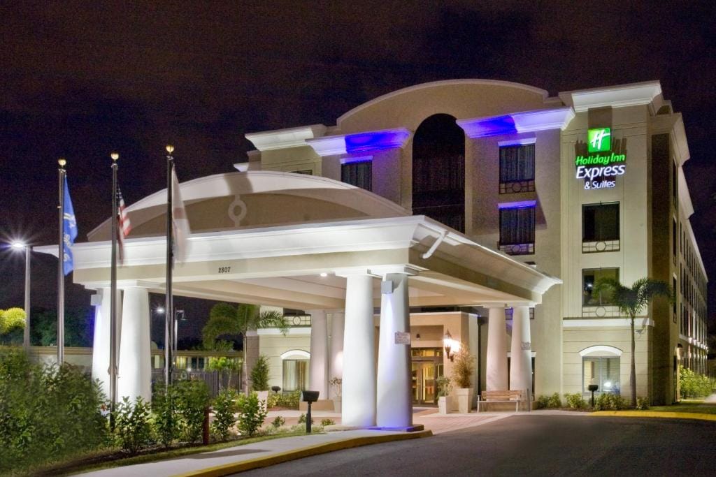 Holiday Inn Express Hotel & Suites Tampa-USF-Busch Gardens by IHG — 1