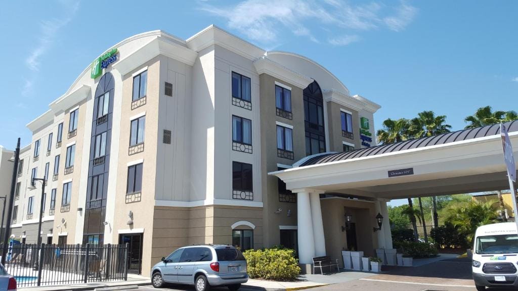 Holiday Inn Express Hotel & Suites Tampa-USF-Busch Gardens by IHG — 4