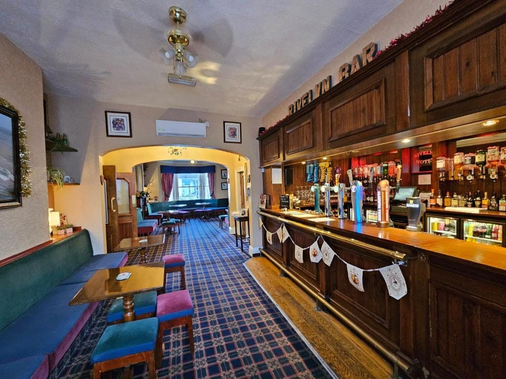 Rivelyn Hotel Bar & Restaurant — 4