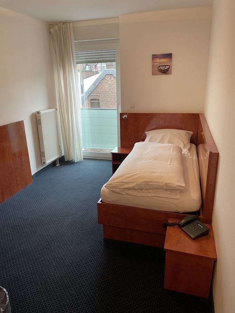 Merkenich Garni — 2