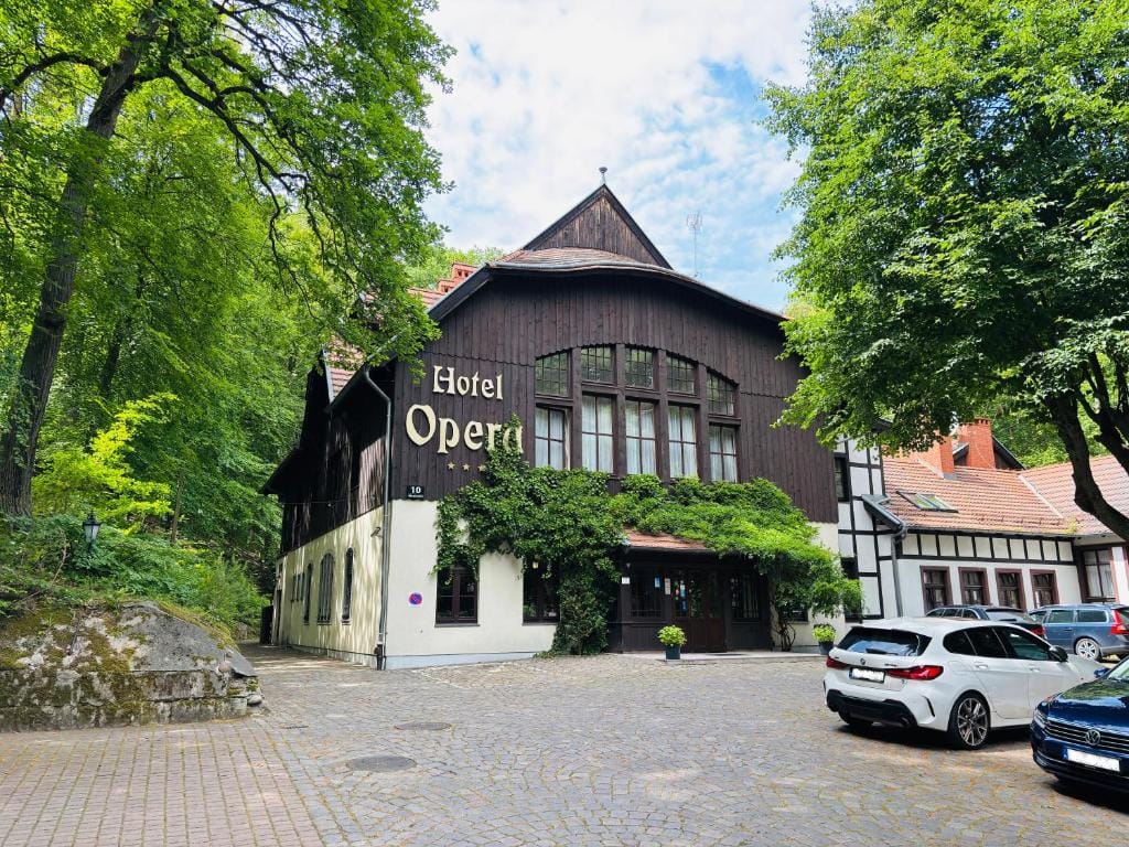 Hotel Opera — 1