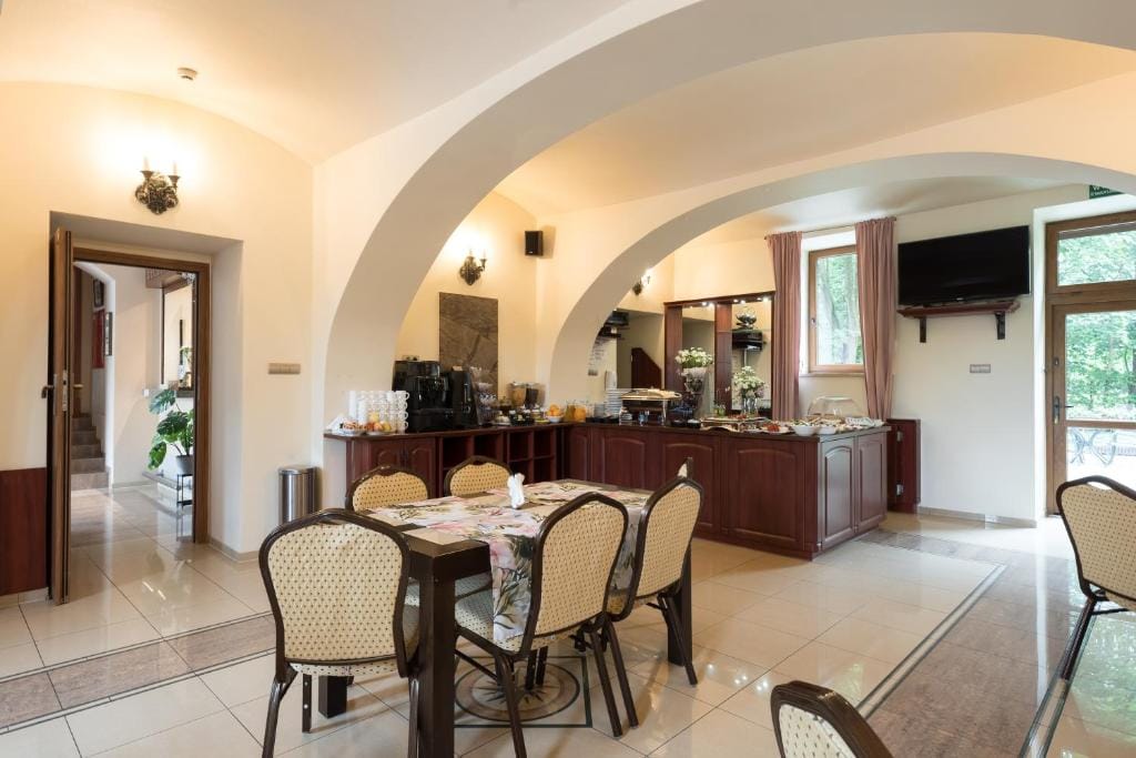 HOTEL I RESTAURACJA BROCHÓW — 4
