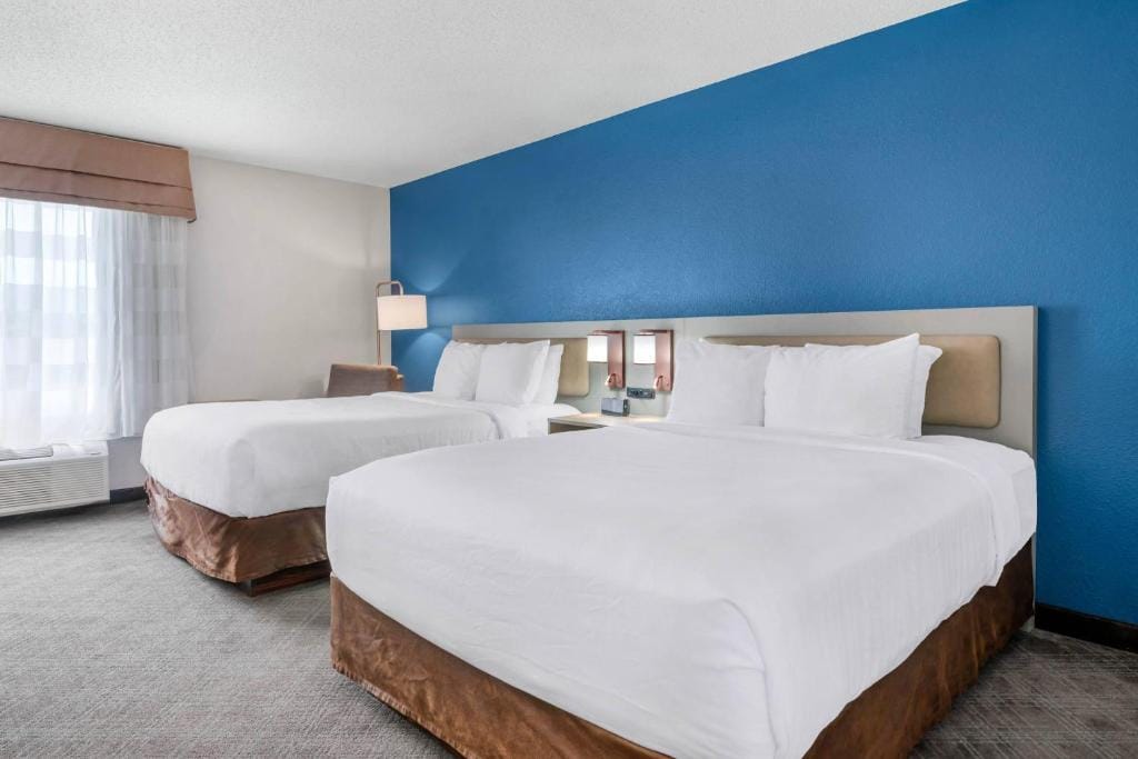 Comfort Inn & Suites Sheboygan I-43 — 1