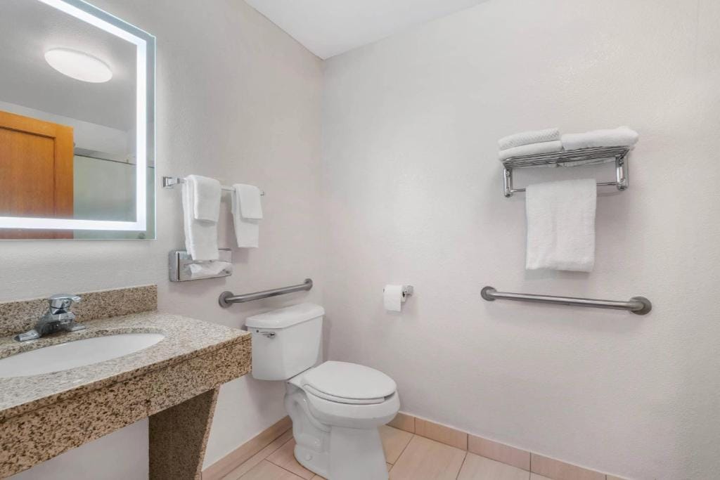 Comfort Inn & Suites Sheboygan I-43 — 2