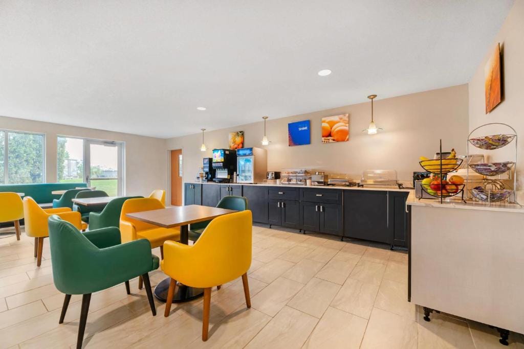 Comfort Inn & Suites Sheboygan I-43 — 4