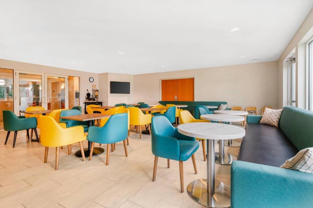 Comfort Inn & Suites Sheboygan I-43 — 5