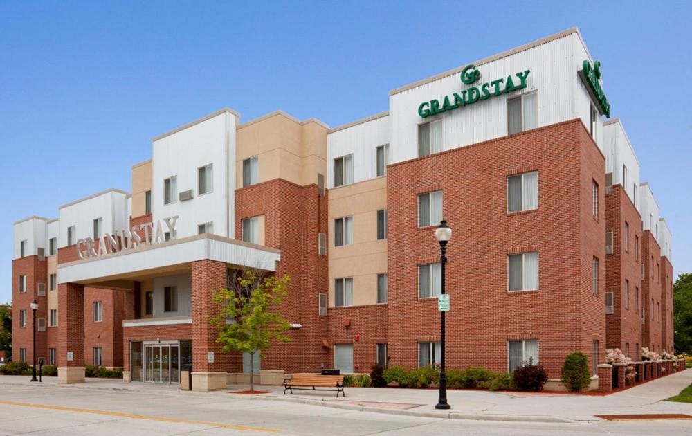 GrandStay Hotel & Suites Downtown Sheboygan — 1