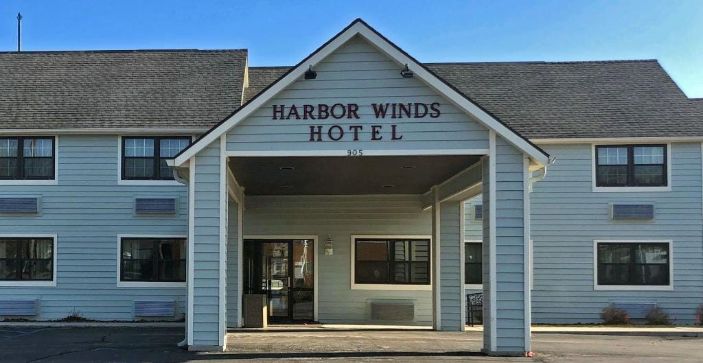 Harbor Winds Hotel — 1