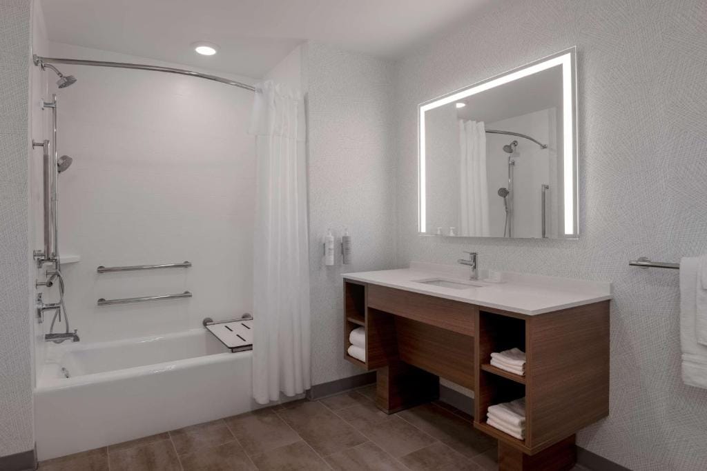 Home2 Suites By Hilton Sheboygan — 3