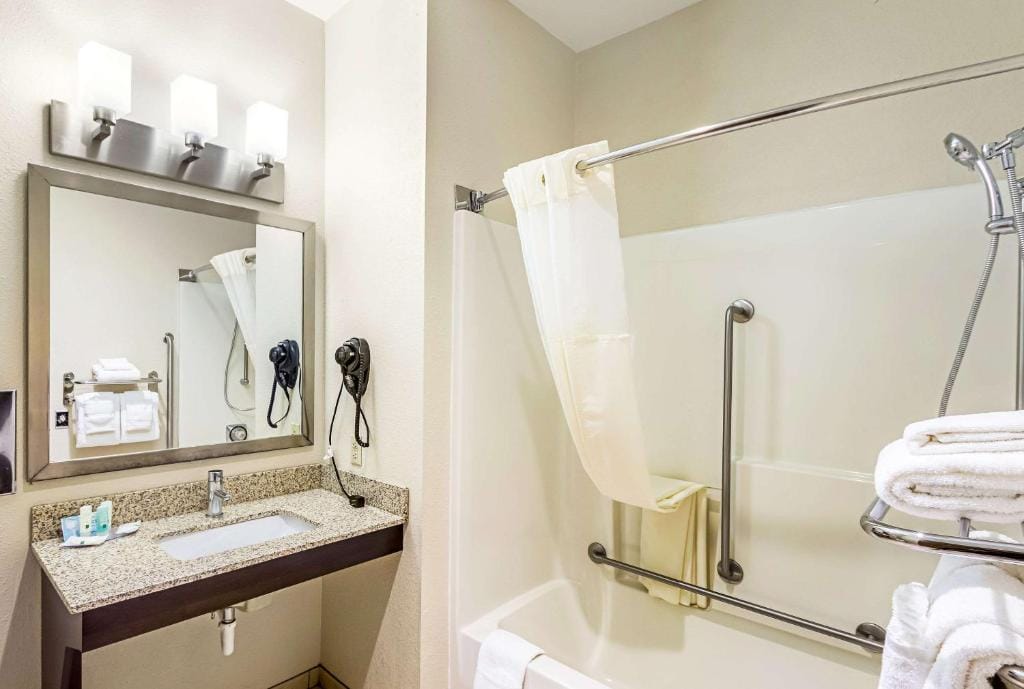 Quality Inn Sheboygan North I-43 — 3