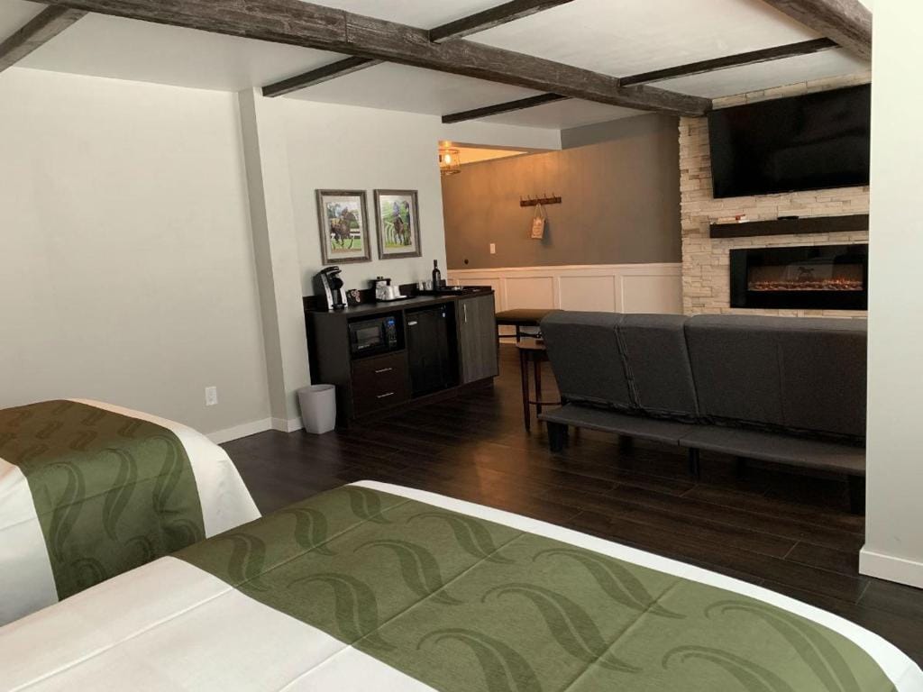 Cedar Stables Inn & Suites — 4