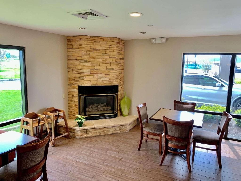 Country Inn & Suites by Radisson, Sandusky South, OH — 5
