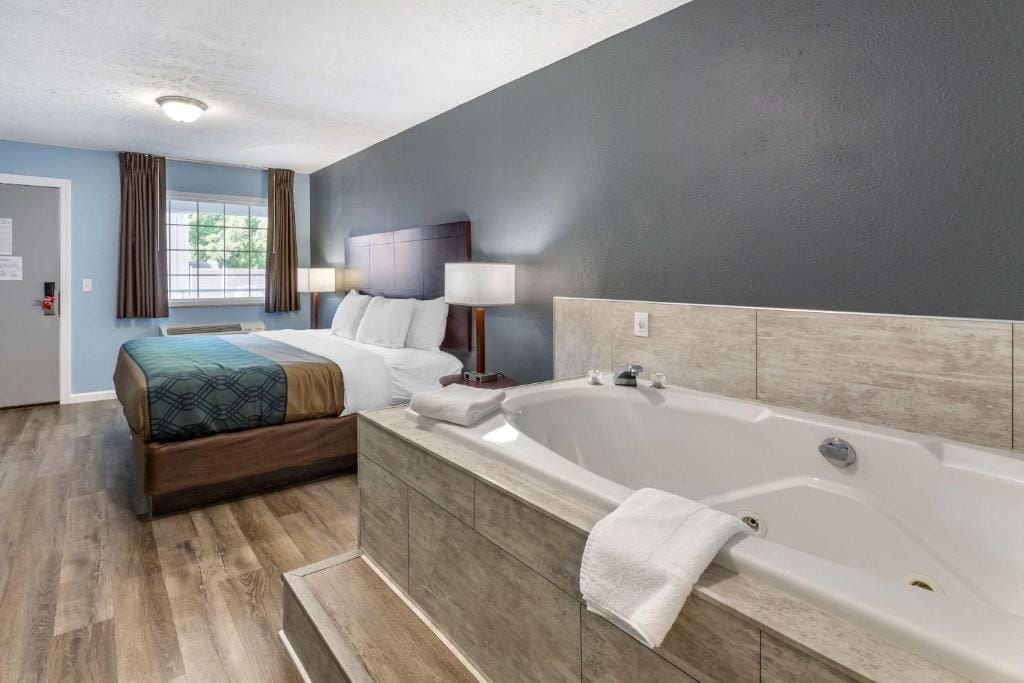 Econo Lodge Inn & Suites Sandusky South — 3