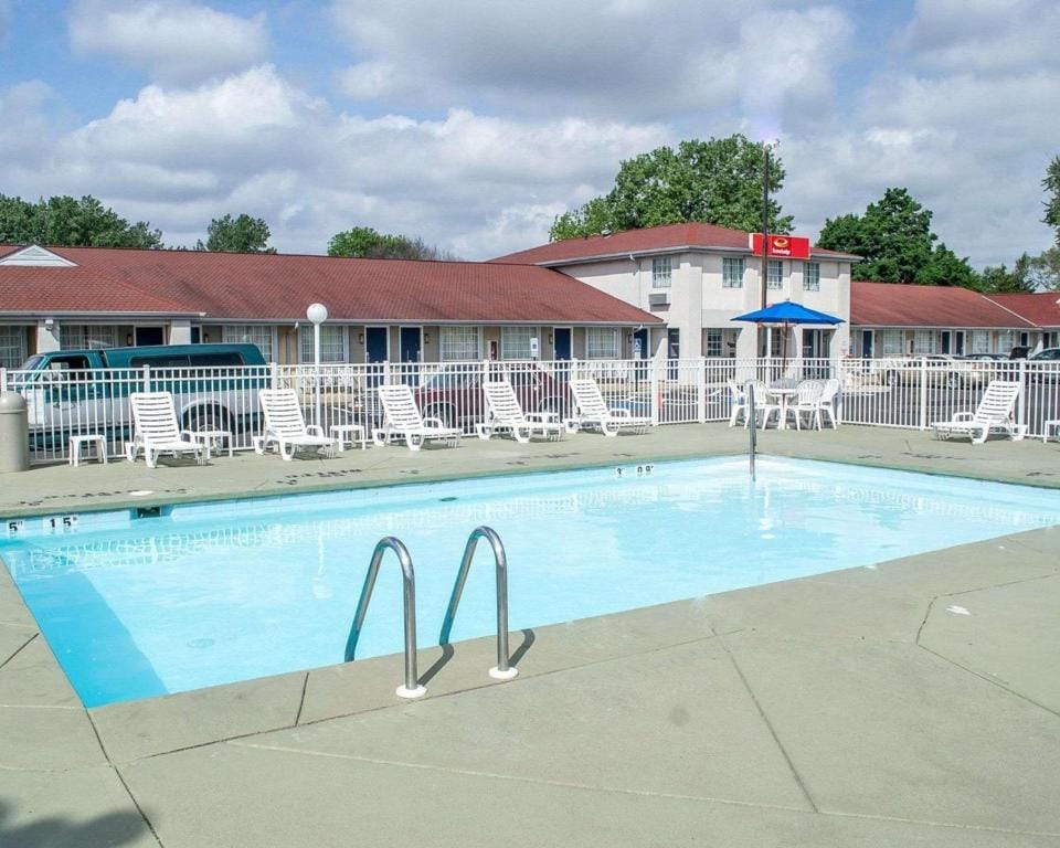 Econo Lodge Inn & Suites Sandusky South — 4