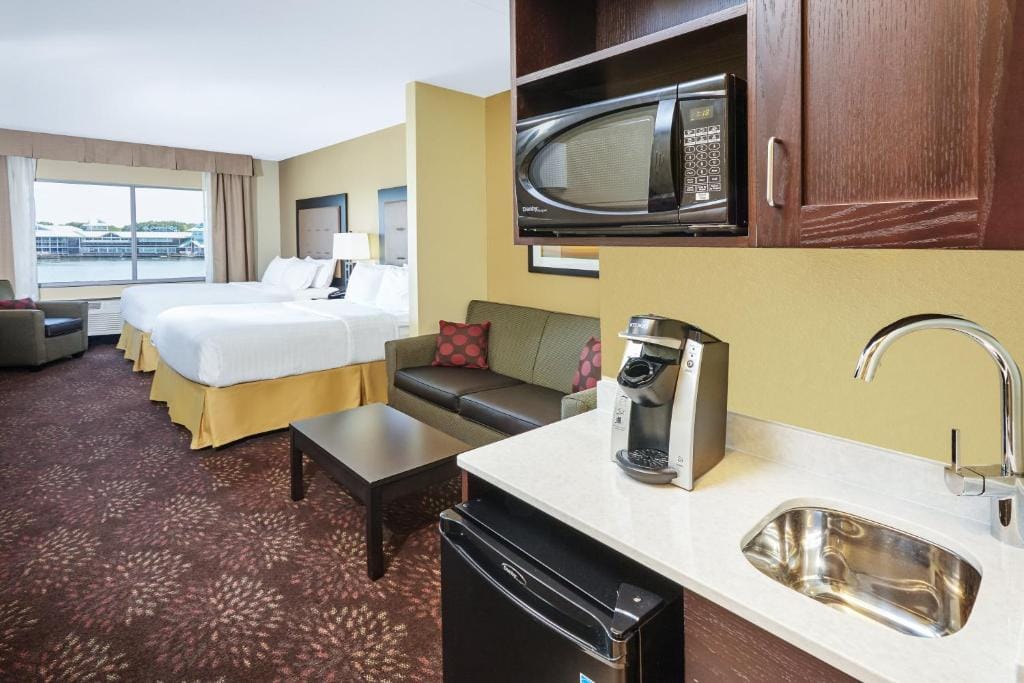 Holiday Inn Express & Suites Sandusky by IHG — 3