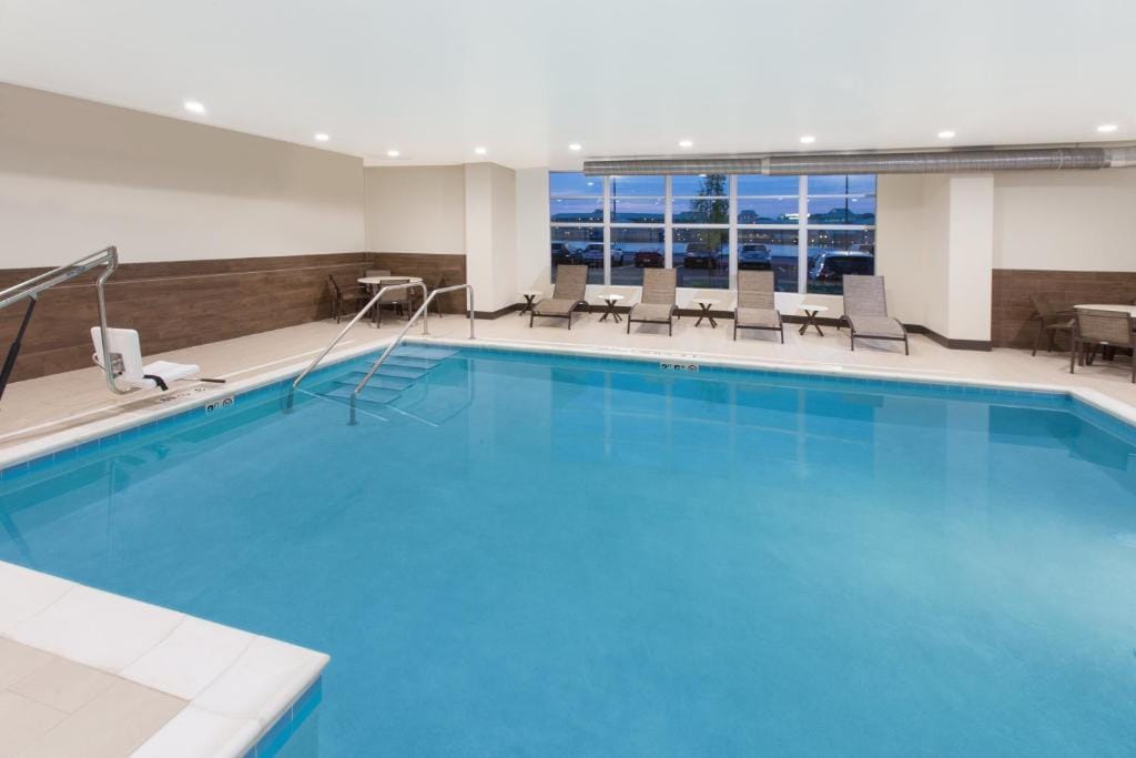 Holiday Inn Express & Suites Sandusky by IHG — 4