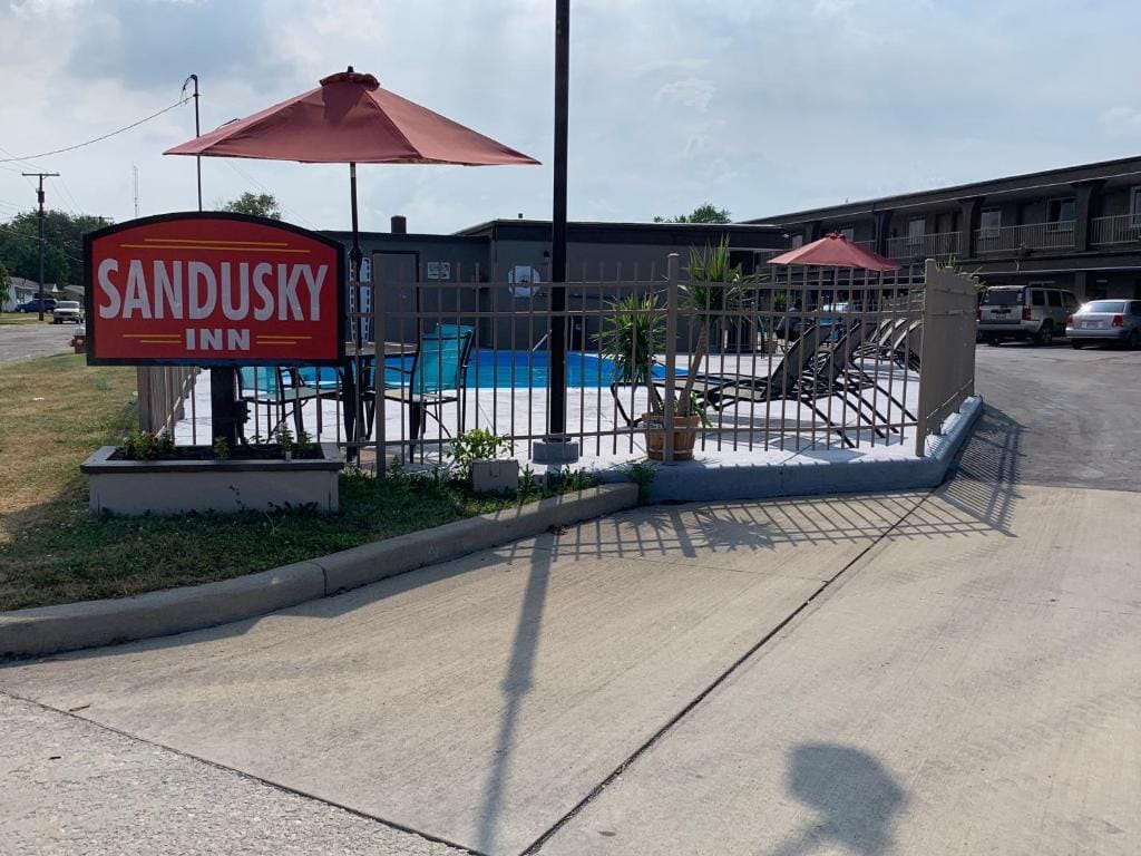 Sandusky Inn — 4