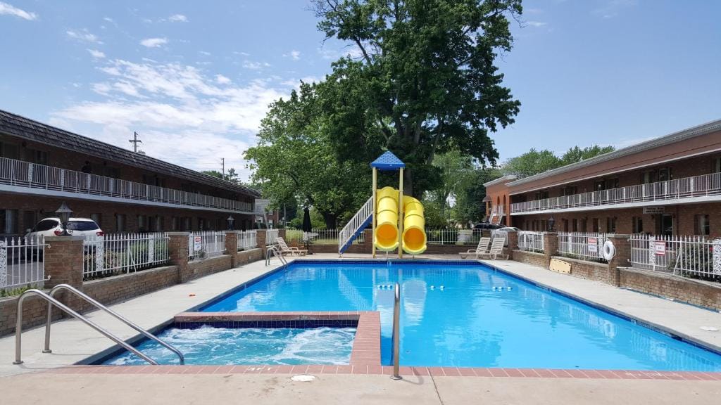 South Shore Inn — 4