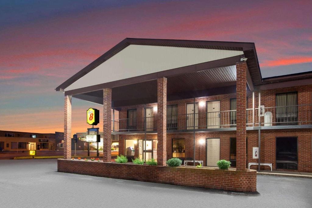 Super 8 by Wyndham Sandusky — 1