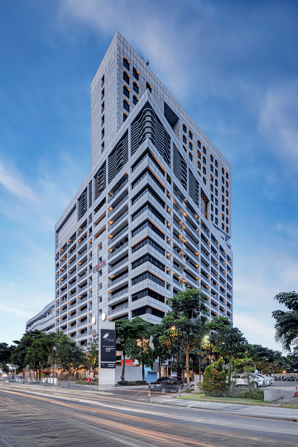 Whiz Luxe Hotel Spazio Surabaya — 4
