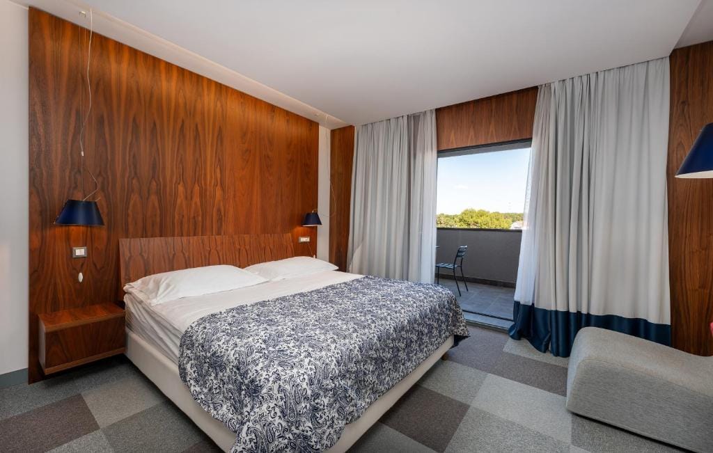Hotel IN — 2