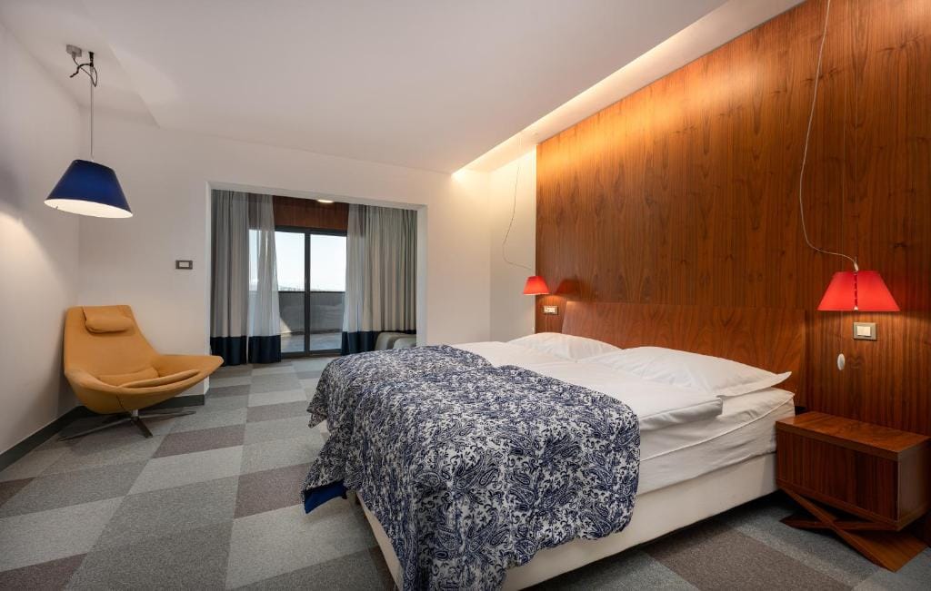 Hotel IN — 4