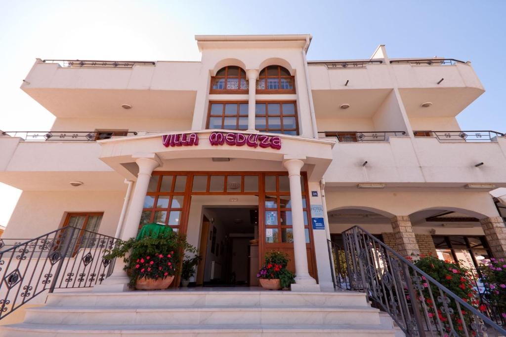 HOTEL MEDUZA — 1