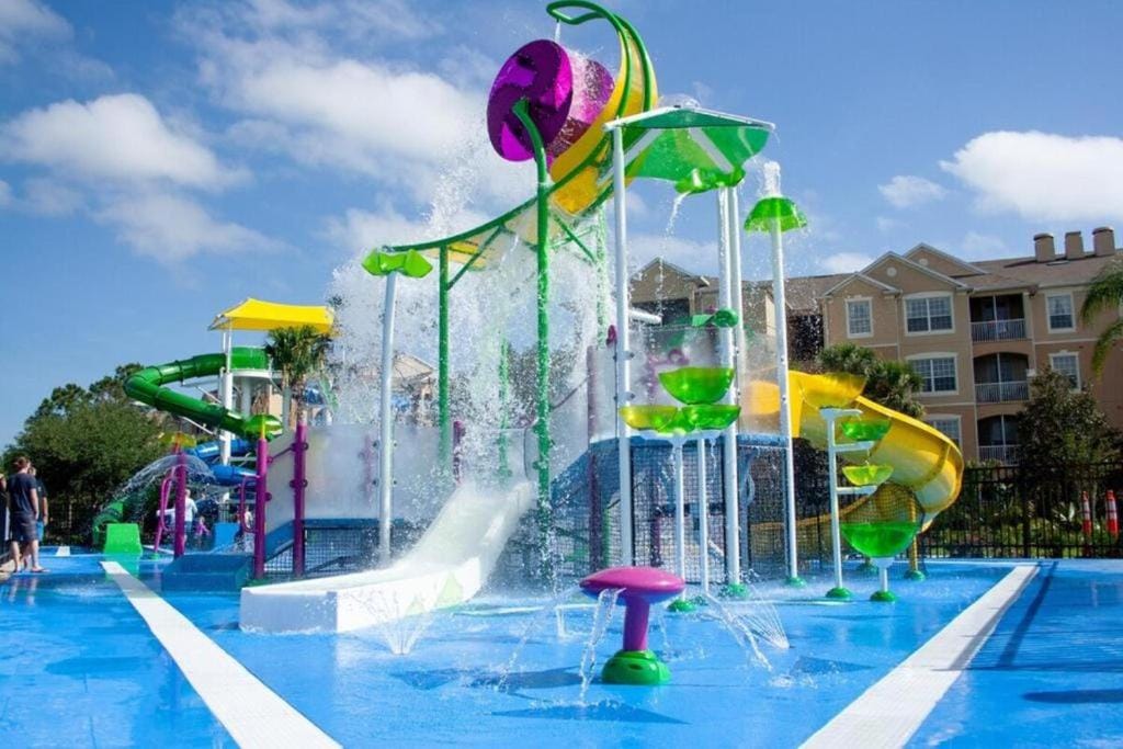 3 Bedroom Condo with Water Park & Fantastic Pool only Minutes To Walt Disney World's Front Gate!!! — 2
