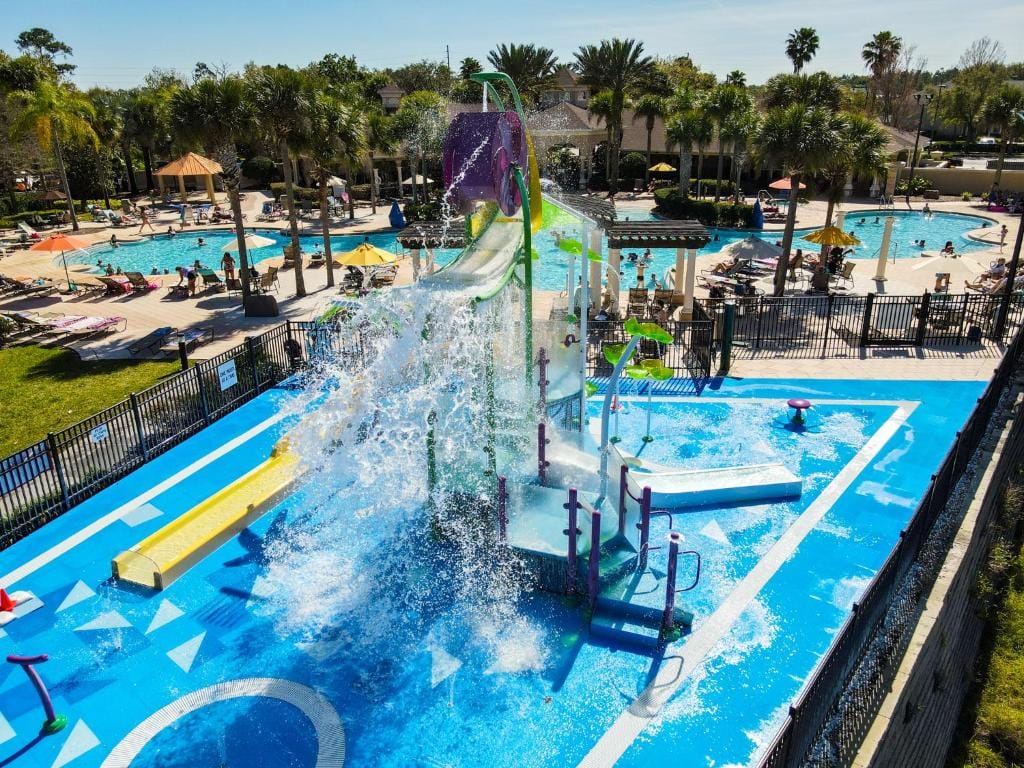 3 Bedroom Condo with Water Park & Fantastic Pool only Minutes To Walt Disney World's Front Gate!!! — 4