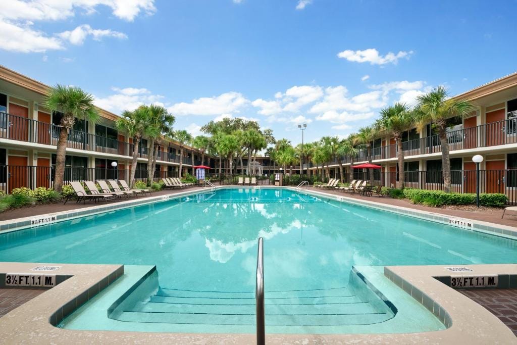Ramada by Wyndham Kissimmee Gateway - Free Theme Park Shuttle — 2