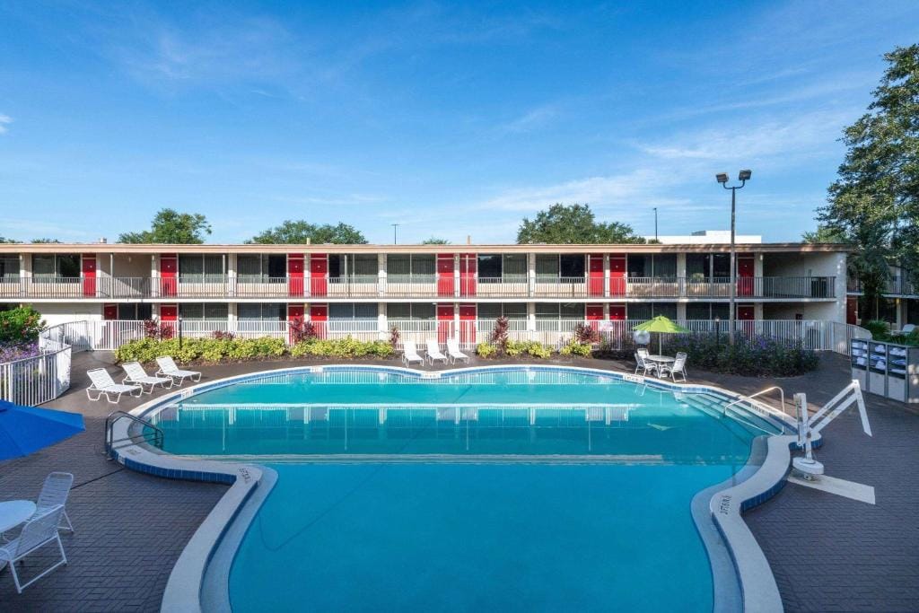 Ramada by Wyndham Kissimmee Gateway - Free Theme Park Shuttle — 3