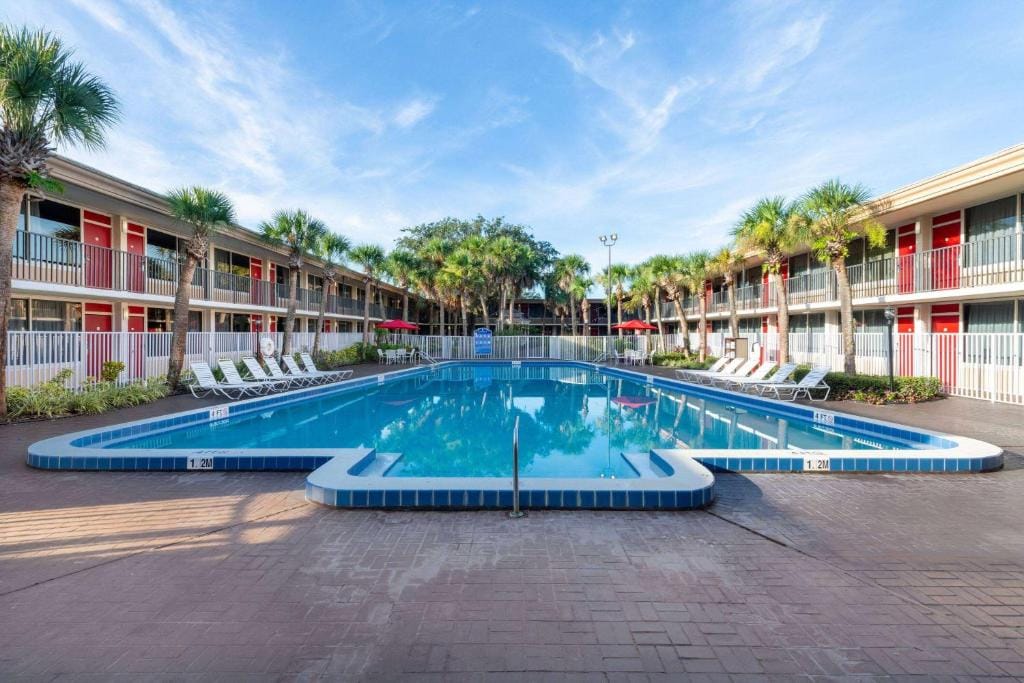 Ramada by Wyndham Kissimmee Gateway - Free Theme Park Shuttle — 4