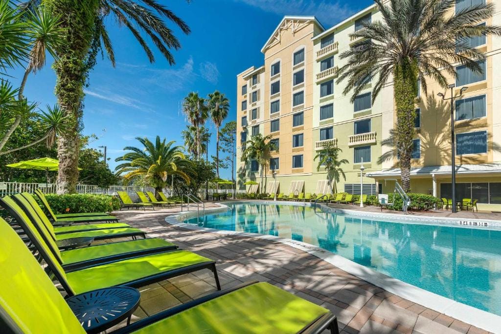 Comfort Suites Maingate East — 4