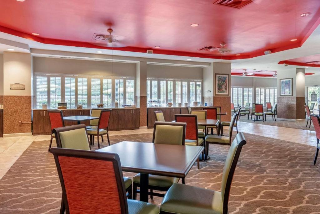 Comfort Suites Maingate East — 5