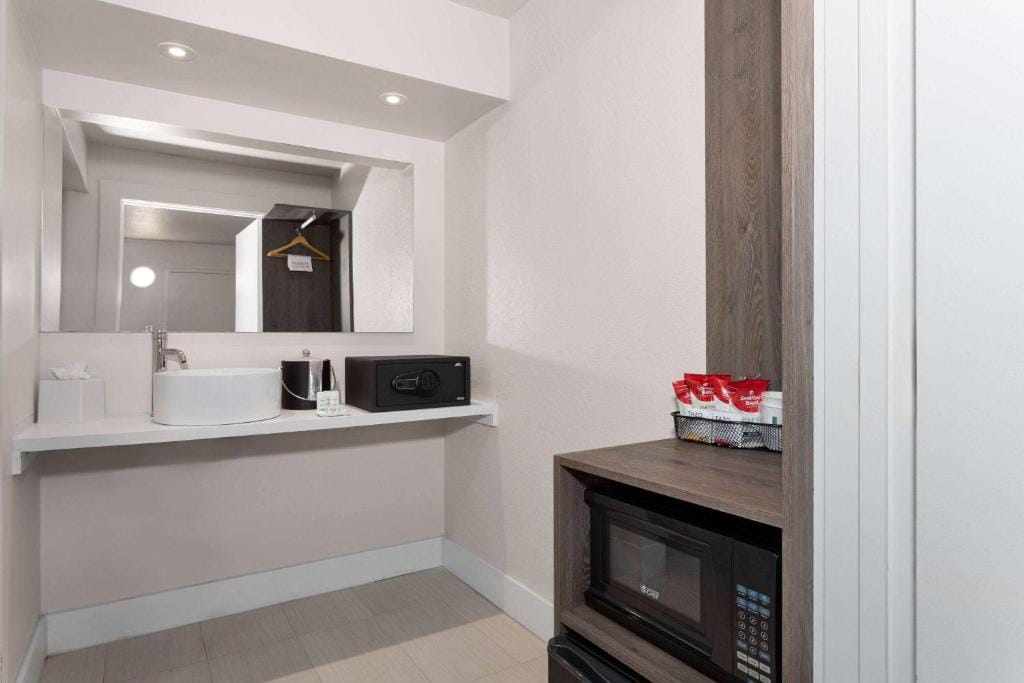 Travelodge by Wyndham Orlando Lake Buena Vista South — 3