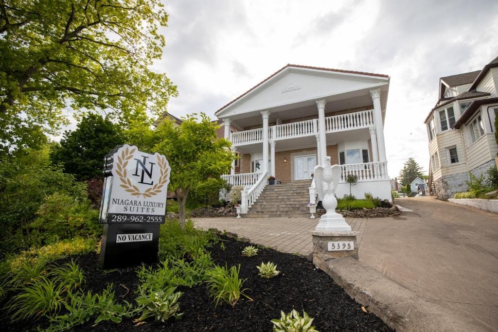 Niagara Luxury Suites — 1