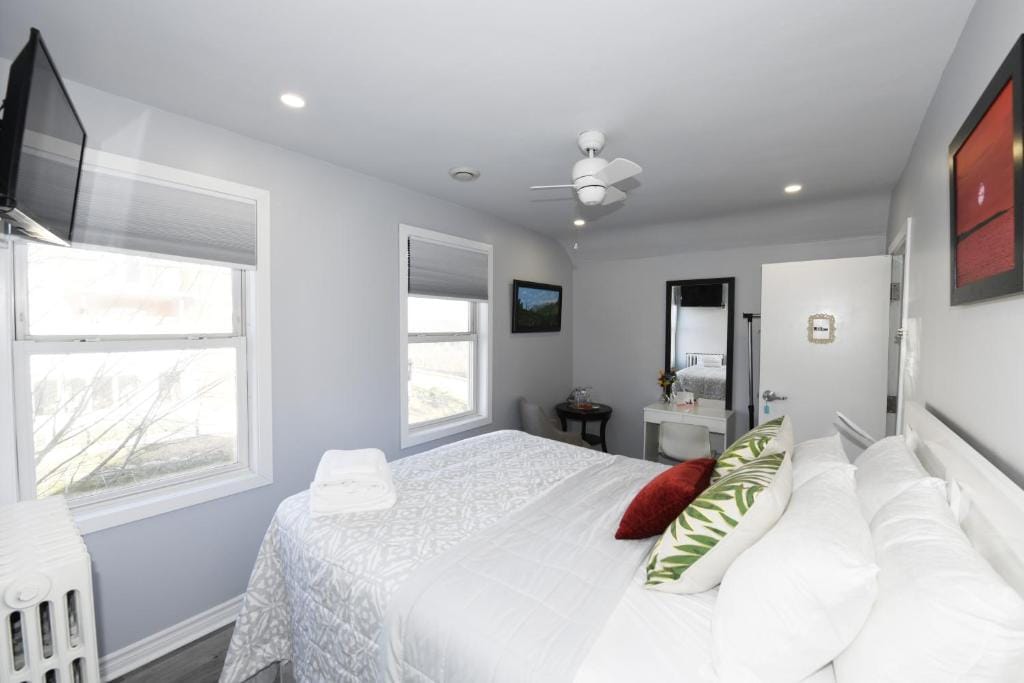 Serene Niagara Inn — 2