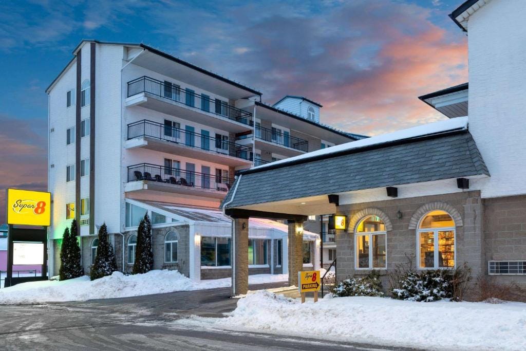 Super 8 by Wyndham Niagara Falls by the Falls — 1