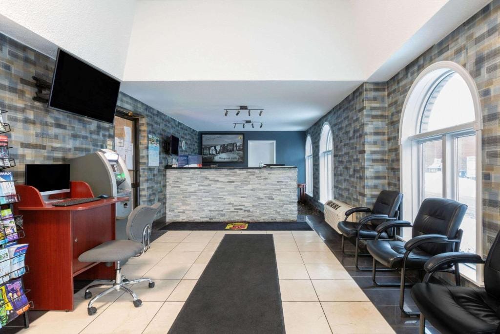 Super 8 by Wyndham Niagara Falls by the Falls — 5