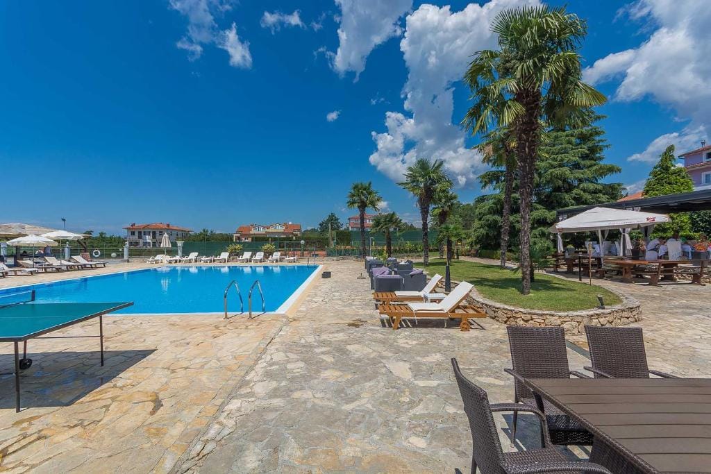 Villa Gloria 2 — 4