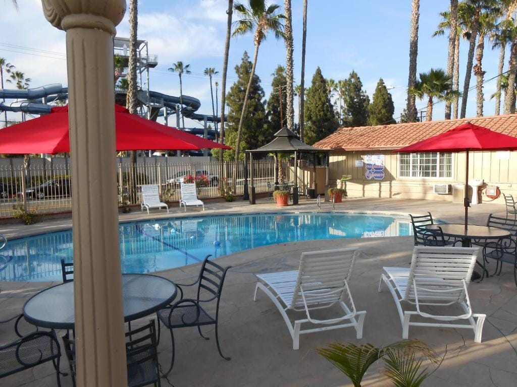 Best Inn & Suites — 4