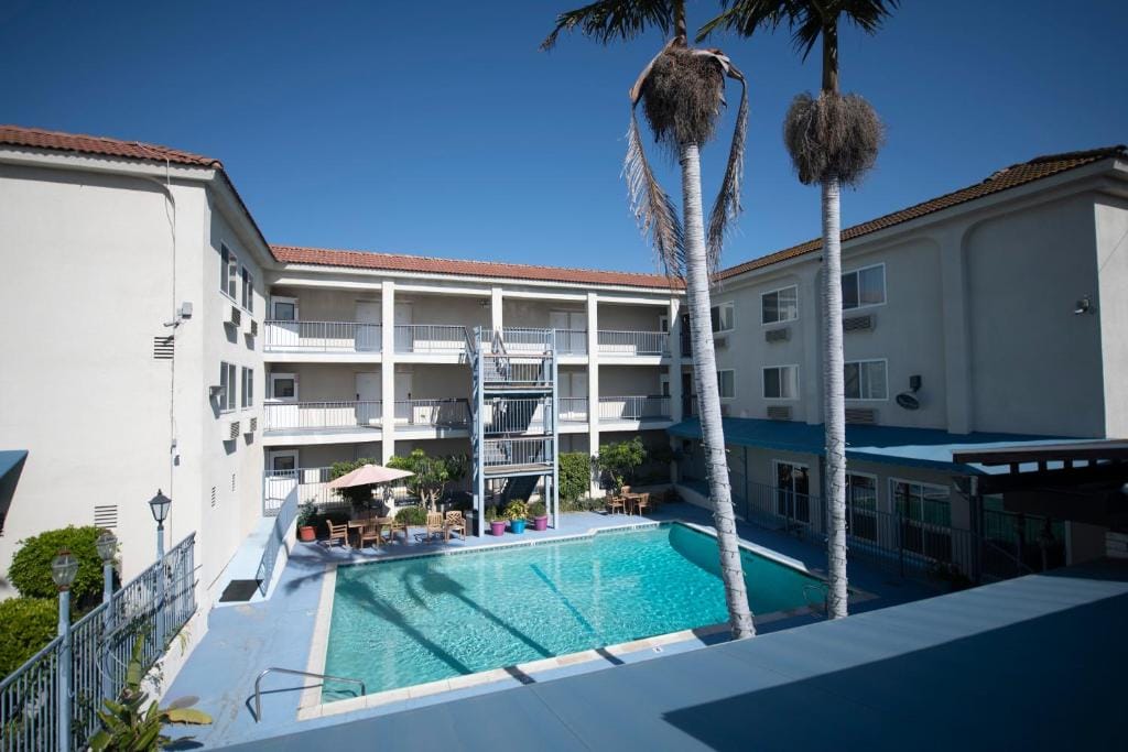 Brookhurst Plaza Inn — 4
