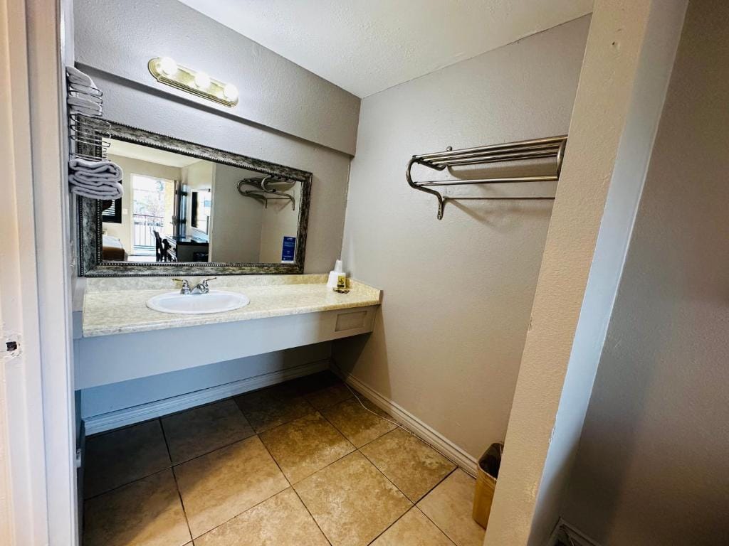 Casa Blanca Hotel - Cypress, Buena Park — 3