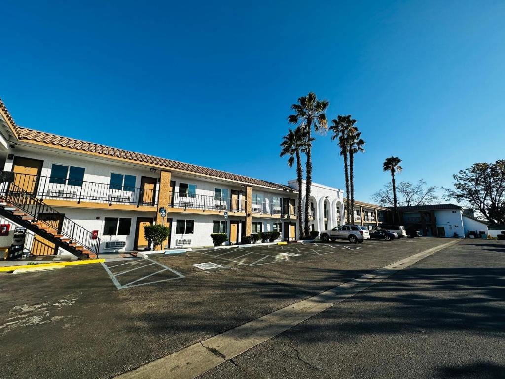 Casa Blanca Hotel - Cypress, Buena Park — 5