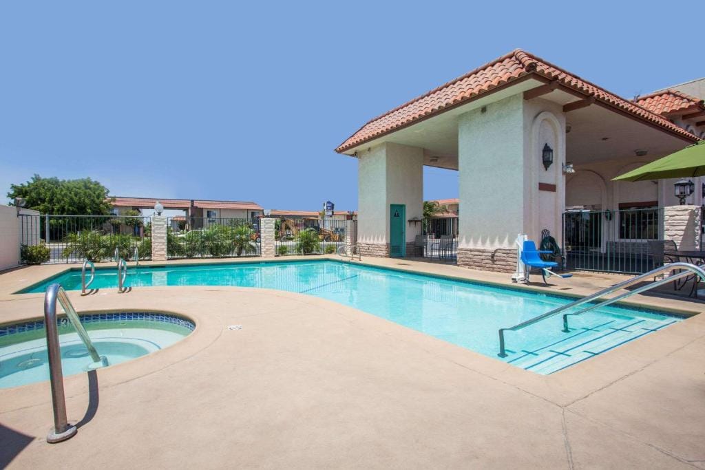 Days Inn by Wyndham Anaheim Near the Park — 2