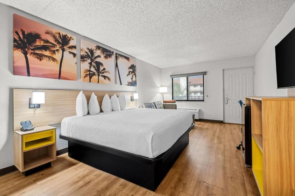 Days Inn by Wyndham Buena Park Anaheim — 2