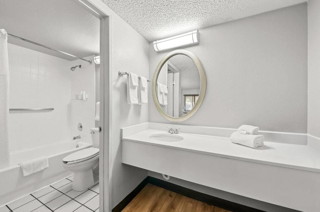Days Inn by Wyndham Buena Park Anaheim — 3