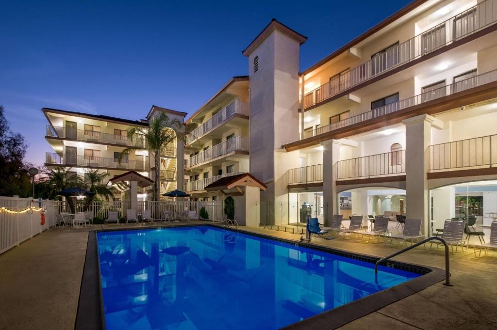 Days Inn by Wyndham Buena Park Anaheim — 4